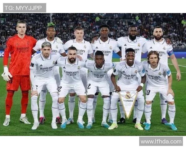 足球明星阵容对抗赛精彩纷呈球迷热情高涨尽享足球盛宴 足球明星阵容对抗赛精彩纷呈球迷热情高涨尽享足球盛宴