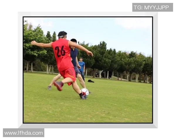 足球明星龅牙苏的精彩瞬间与独特魅力全景展示 足球明星龅牙苏的精彩瞬间与独特魅力全景展示